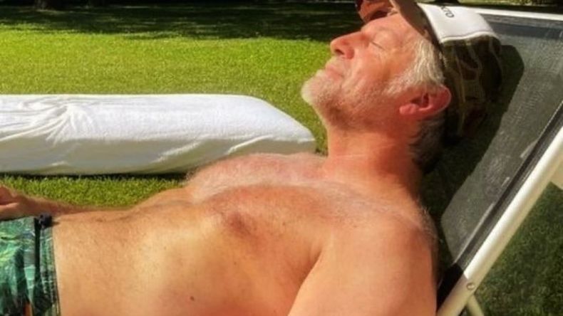 AL SOL. Horacio Cabak se relaja en el jardín de su casa de Pilar..