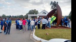 OBREROS. La protesta, ayer, frente a Pilar Golf..