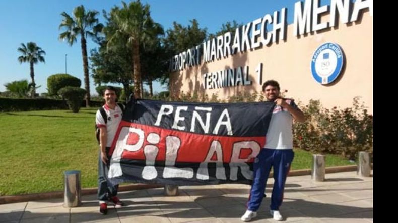 Los hermanos Darío y Edgardo Hernández con la bandera de Pilar..