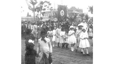 12 de octubre de 1922. Desfile por las calles de tierra de la plaza de Pilar..