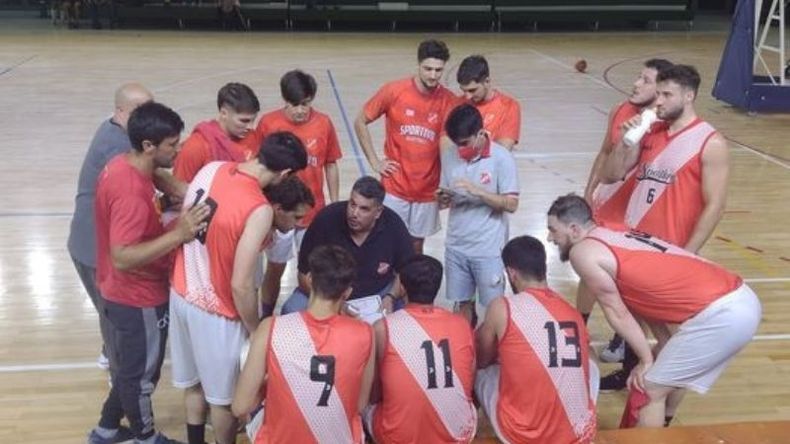 MINUTO. Silva con los jugadores que finalizaron tercero en el Pre Federal..