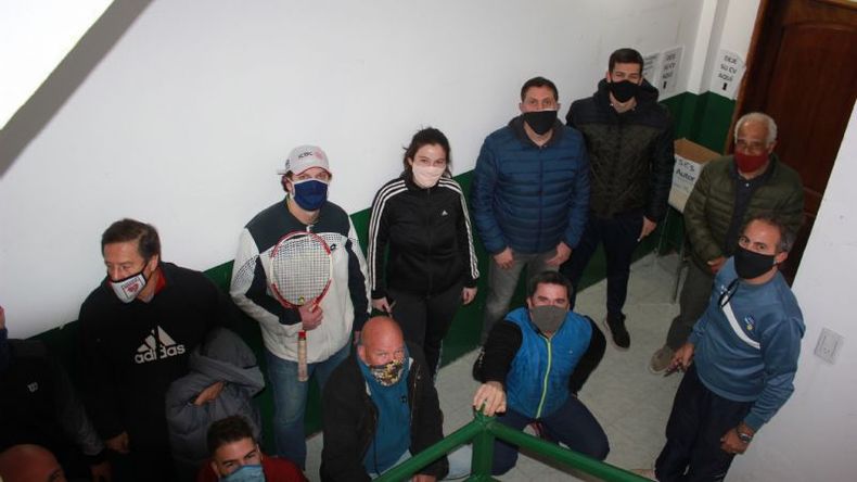 RECLAMO. Ayer, representantes del tenis local pidieron el regreso de la actividad..