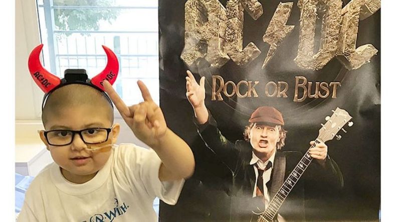 QUE SEA ROCK. Joaco, con parte de los regalos de su ídolo..