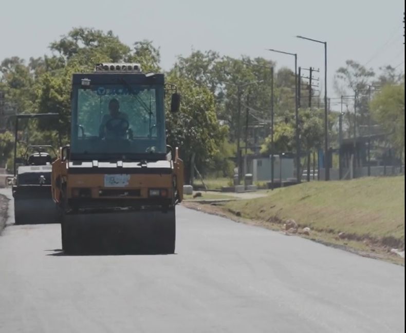 TRABAJO. Parte de los equipos municipales que trabajan sobre la calle Ameghino.