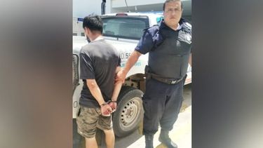 El comerciante atrapó al ladrón mientras ofrecía los teléfonos que le robó días atrás.