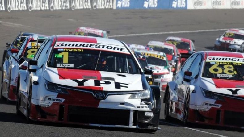PRIMERO. El Toyota de Rossi con el “push to pass” encendido en el inicio de la final..