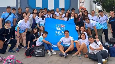 PILAR, BIEN ARRIBA. Los nadadores pilarenses, tras la competencia regional. &nbsp;