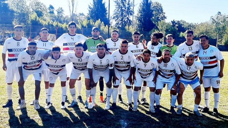 EFICACIA. El plantel de Villa Rosa que comenzó goleando el Apertura..