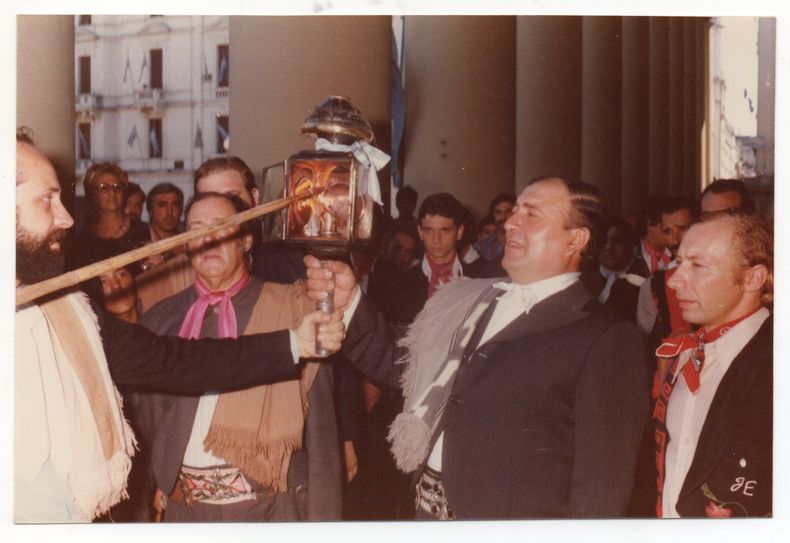En 1978, un grupo de pilarenses cabalgó desde la Catedral hasta la plaza 12 de Octubre para llevar la llama votiva al monumento de San Martín.