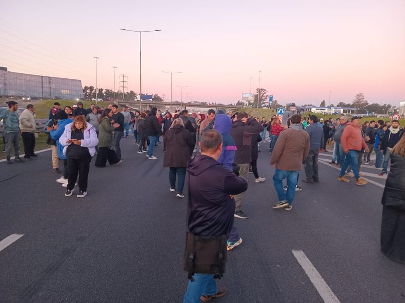 El corte del tránsito en la Panamericana es total a la altura de Guido.