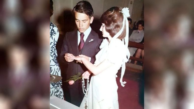 Declaración de amor. En una era en la que en muchos casos priman los vínculos fugaces, todavía quedan muestras de que el amor es más fuerte. Así lo demuestran los vecinos Omar Báez y Emilse Trofellis que decidieron unir sus vidas un 13 de septiembre de 1974 y que hoy cumplen 46 años de casados. ¡Desde El Diario les deseamos muchos años más de felicidad! .