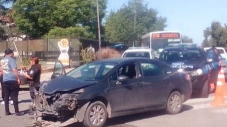 DAÑOS. Así quedó el auto donde iba el matrimonio junto a su pequeño hijo. .