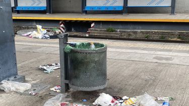 Estación Muñiz, Línea San Martín, está sucia en ambos sentidos de circulación. Baños clausurados, la gente orina en lugares indebidos, los cestos no pueden contener más basura provocando no sólo olores nauseabundos sino ya un problema de salubridad. María G. M. / @gonzalezmolinar.