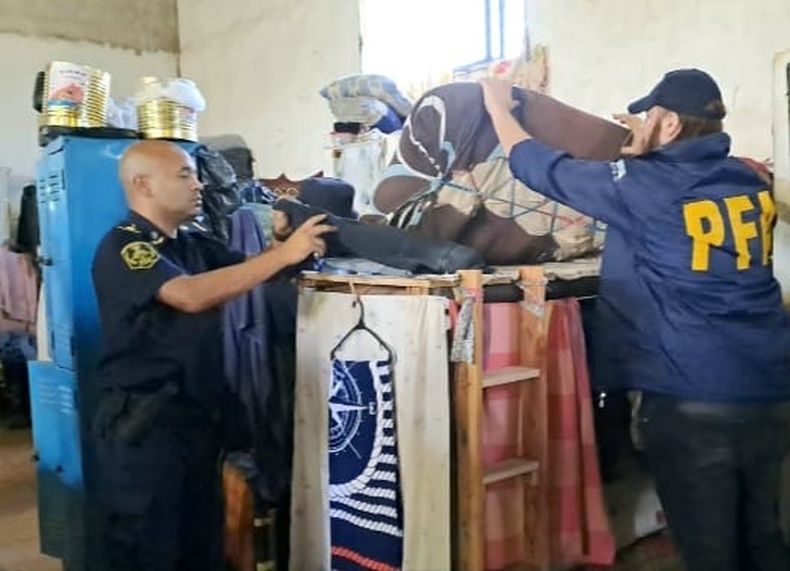 Parte de los elementos secuestrados por la policía en los allanamientos para desbaratar la banda que estafaba por Market Place.