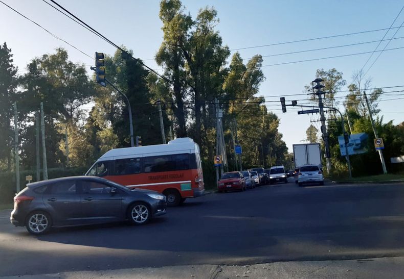 PELIGRO. El semáforo de ruta 25 y calle Chubut no funciona.