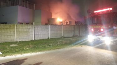 Bomberos Voluntarios de Pilar apagaron el fuego en el Hogar del Milagro.