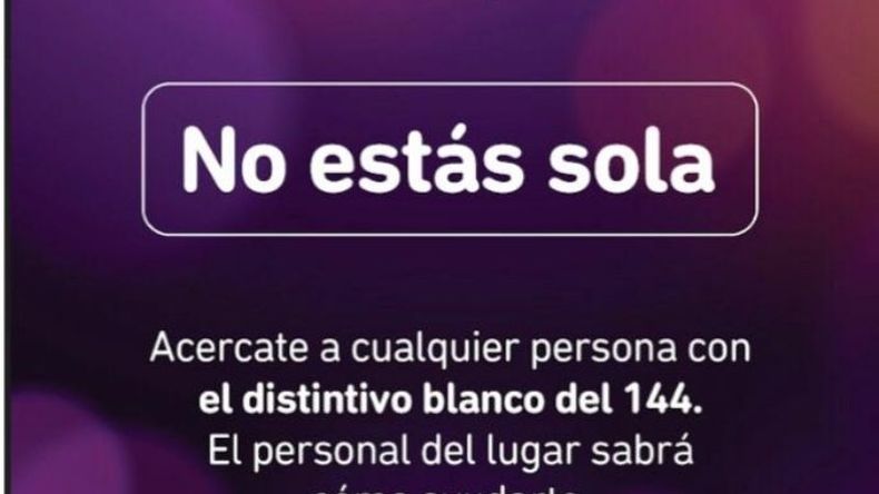 “NO ESTÁS SOLA”. La campaña incluye carteles en los boliches..