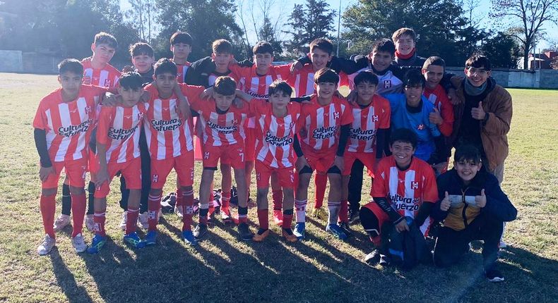 TRIUNFO. La Novena Divisi&oacute;n de Atl&eacute;tico Pilar gan&oacute; y sube en Juveniles C.