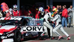 Los Rossi (Matías y Gastón) ensayan el cambio de pilotos mientras el Donto Racing practica el reabastecimiento de combustible. Las detenciones en boxes serán clave..