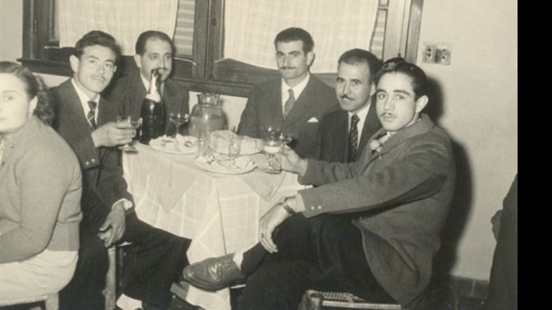 21 de septiembre de 1958. Ronda de amigos en el Rojo de la Avenida: Ivis Cappozoli, Pablo Patti, Jesús Carlos Abdo, Elías Berute y Roberto Gerardi..