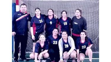 EQUIPO. Las chicas de Muni cayeron 19-14 ante Cerum, de José C. Paz..
