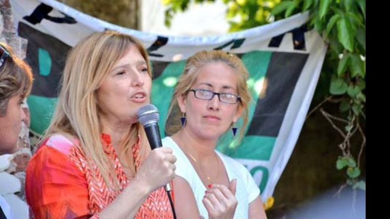 MUJERES. Cristina Álvarez Rodríguez habla junto a Valeria Domínguez..