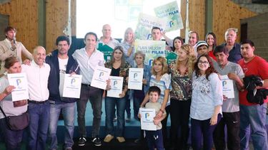ACTO. La entrega se realizó el viernes, antes de la veda de campaña..