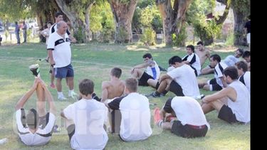 Santángelo arengó ayer a los jugadores tras el último entrenamiento..