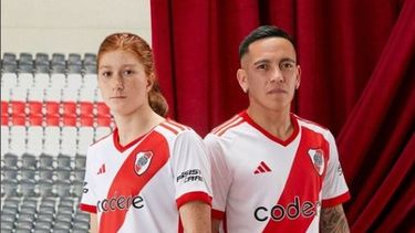 River Plate y la camiseta que lucen Annika Paz junto a Esequiel Barco.