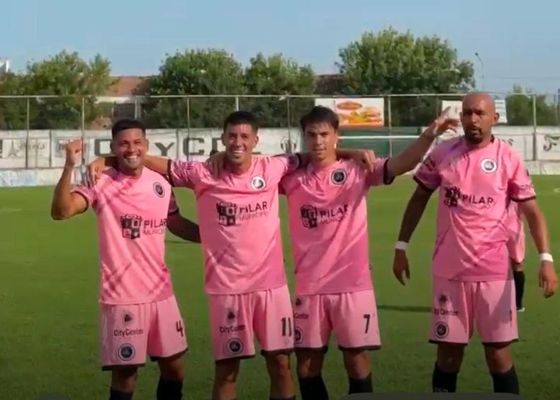 Leguiza, Crocco, Martin y Riquelme celebran el primer tanto de Real en la Primera B.&nbsp;