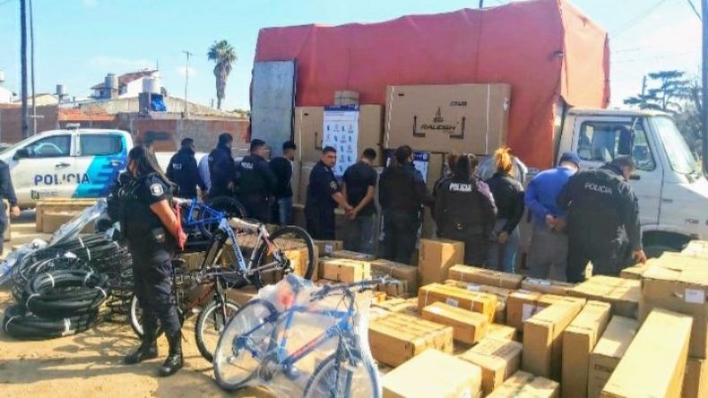 El camión robado trasladaba 150 embalajes con distintos artículos y bicicletas completas. Foto @juancaimpacto. .