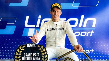 Matías Rossi con los trofeos cosechados en el Gran Prix.