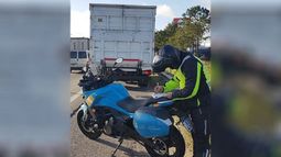 Nuestros #AgentesEnMoto recorren la Panamericana a diario para realizar controles, prevenir accidentes y concientizar. Aquí vemos un camión detenido sobre el KM 28 por el uso de telefonía móvil. Cualquier distracción al volante es peligrosa: todo mensaje puede esperar. Seguridad Vial / @InfoSegVial..