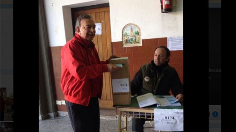 El intendente Humberto Zúccaro en el Instituto Parroquial con su infaltable campera roja..