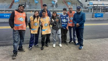 El equipo de la Técnica Nº2 de Derqui, en el autódromo.