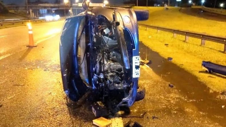 El rodado chocó contra el guardarrail y volcó en la autopista. .