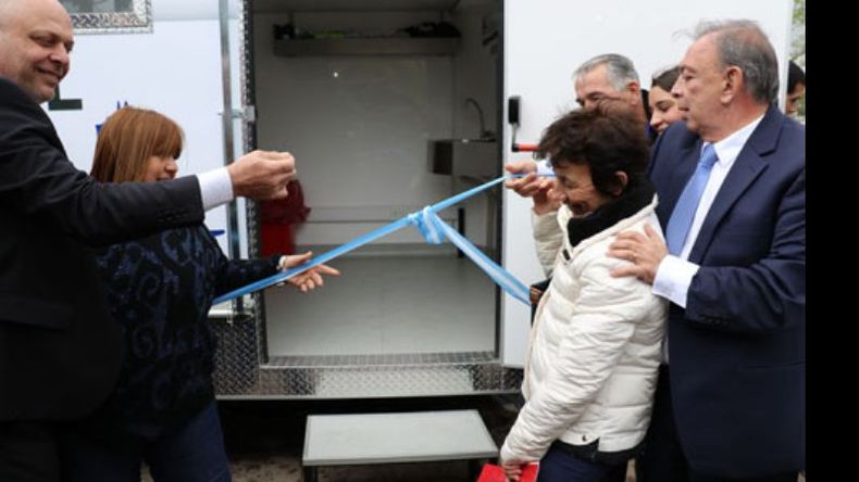 MODERNO. El camión tiene comodidades para médicos y mascotas..