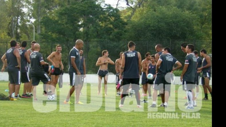 En el estadio. Fénix afrontará esta tarde su tercera prueba de fútbol de pretemporada..