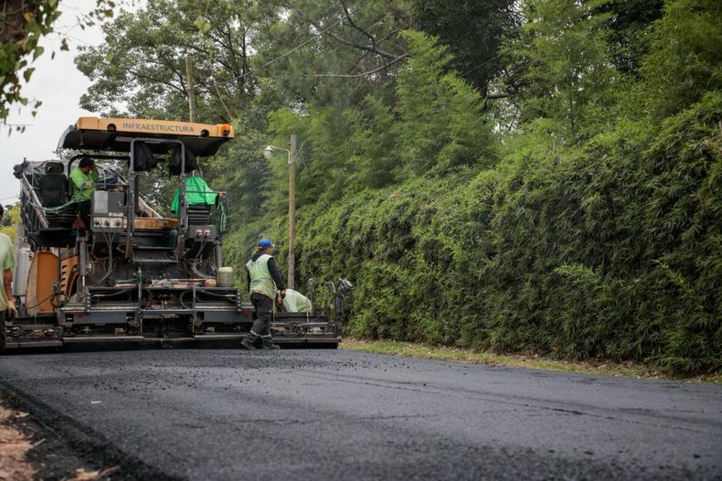 EN OBRA. La terminadora de asfaltos del Municipio ya recorre calles de La Lonja.