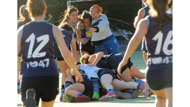 EUFORIA. Las chicas comienzan la carrera para festejar el triunfo y el ascenso a la C..