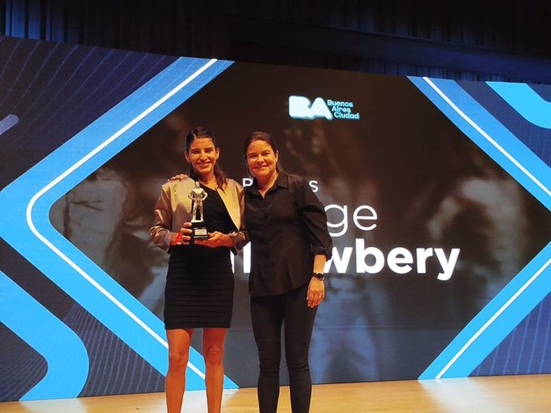 GALARDÓN. Daiana Ocampo recibiendo el Newbery de Plata en la Usina del Arte.