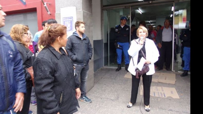 ASAMBLEA. Los trabajadores de la salud se movilizaron en el hospital..