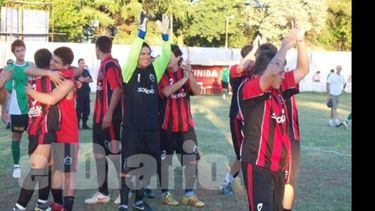 Los jugadores de Villa Rosa saludan a los más de 400 hinchas que estuvieron en Juventud Unida..