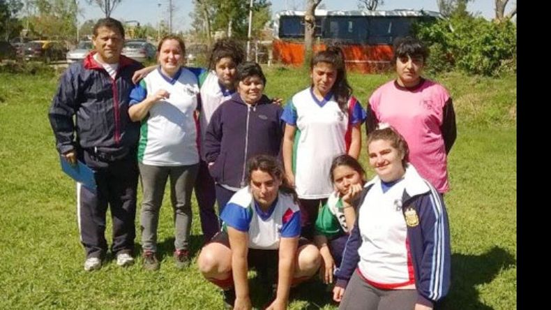 AL PODIO. Las pilarenses del Nivel A cerraron el torneo con un triunfo y una derrota..
