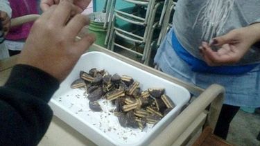RACIONAR. Medio alfajor por alumno, la merienda del martes en el barrio Las Lilas..