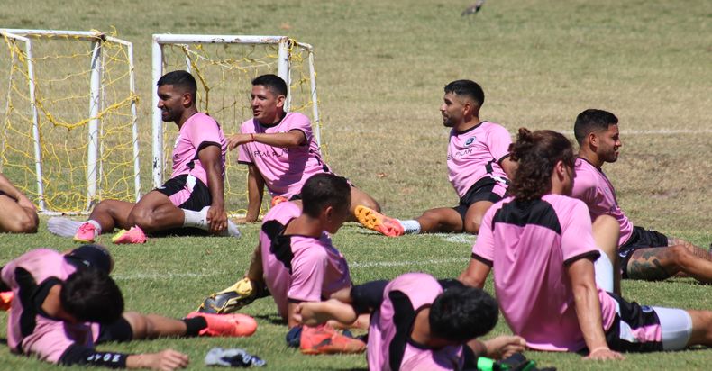 RELAJADOS. Luis Monge, Lucas Chambi y Nahuel Ríos elongan después del entrenamiento.