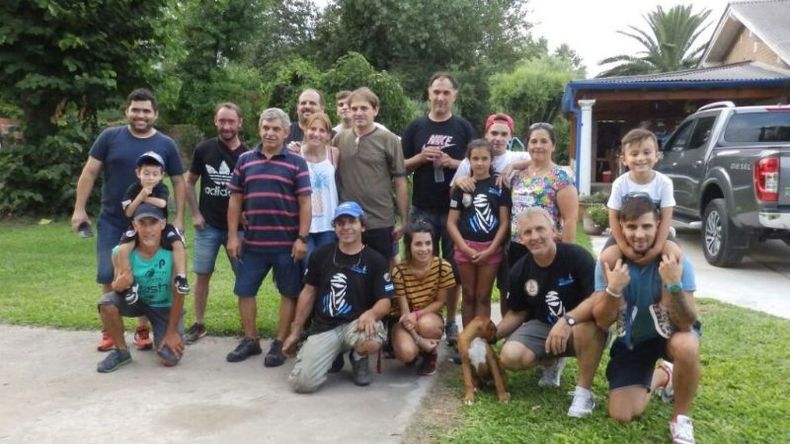 La familia unida. El equipo y sus allegados previo a la salida..
