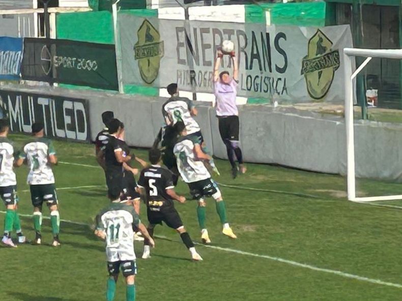 ARRIBA. El arquero de Real Pilar, Dylan Valera, se queda con una de las pocas llegadas de Ituzaingó.