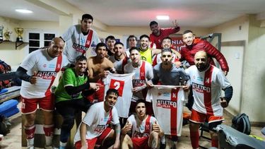 FESTEJO.&nbsp;Los jugadores de Atlético celebran en el vestuario el inicio triunfal en el torneo.