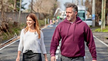 CANDIDATA. Soledad Peralta, junto a Federico Achával, recorrieron nuevos asfaltos.&nbsp;